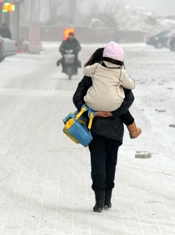 Carrying a child on one's back
